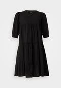 Schwarzes, gestuftes Kleid mit V-Ausschnitt, Puffärmeln und elastischen Bündchen. Hergestellt aus einem leichten Stoff, mit einer fließenden Silhouette und subtiler Textur.
