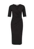Schwarzes Jersey-Kleid mit Wickeldesign, V-Ausschnitt und kurzen Ärmeln. Mit gerafftem Seitendetail und knie-langer Hemm. Glatte Textur.