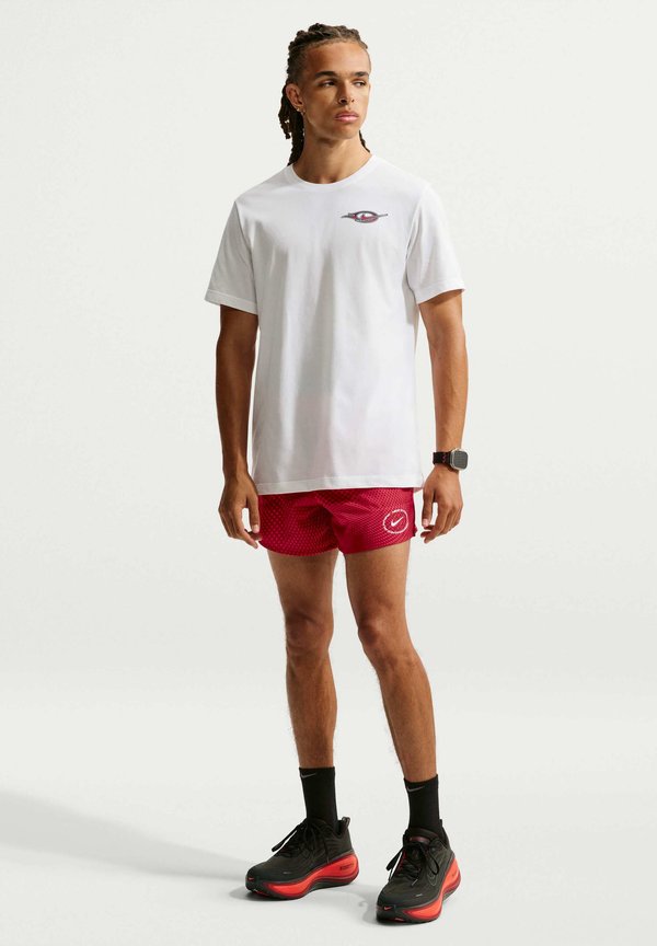 Nike Performance STRIDE SHORT - Sports shorts - fusion red