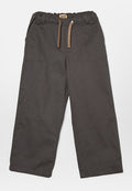 Dunkelgraue, leichte Hose mit einem elastischen Bund, Kordelzug-Verschluss und zwei Fronttaschen; gerade Beinform mit Nähdetails.