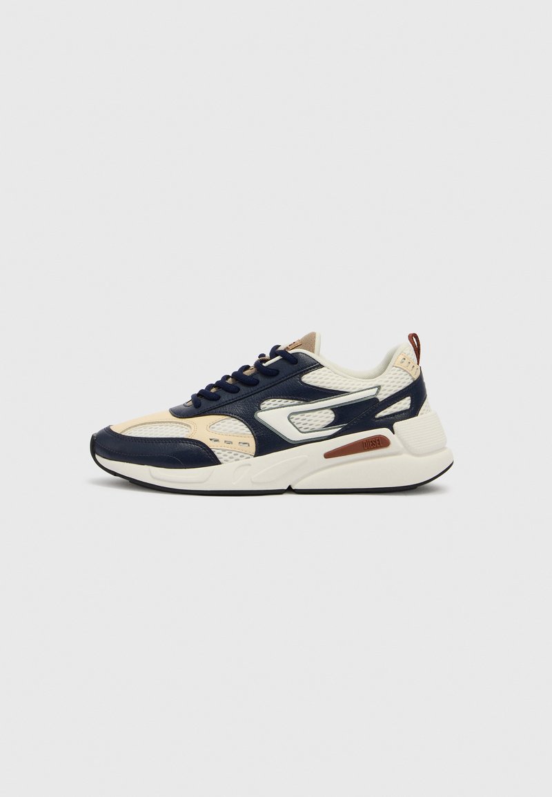 Marineblaue und cremefarbene Sneaker aus Leder, Mesh und Gummi. Verfügen über aufwendige Einsätze, kontrastreiche Akzente und ein klobiges Sohlen-Design.