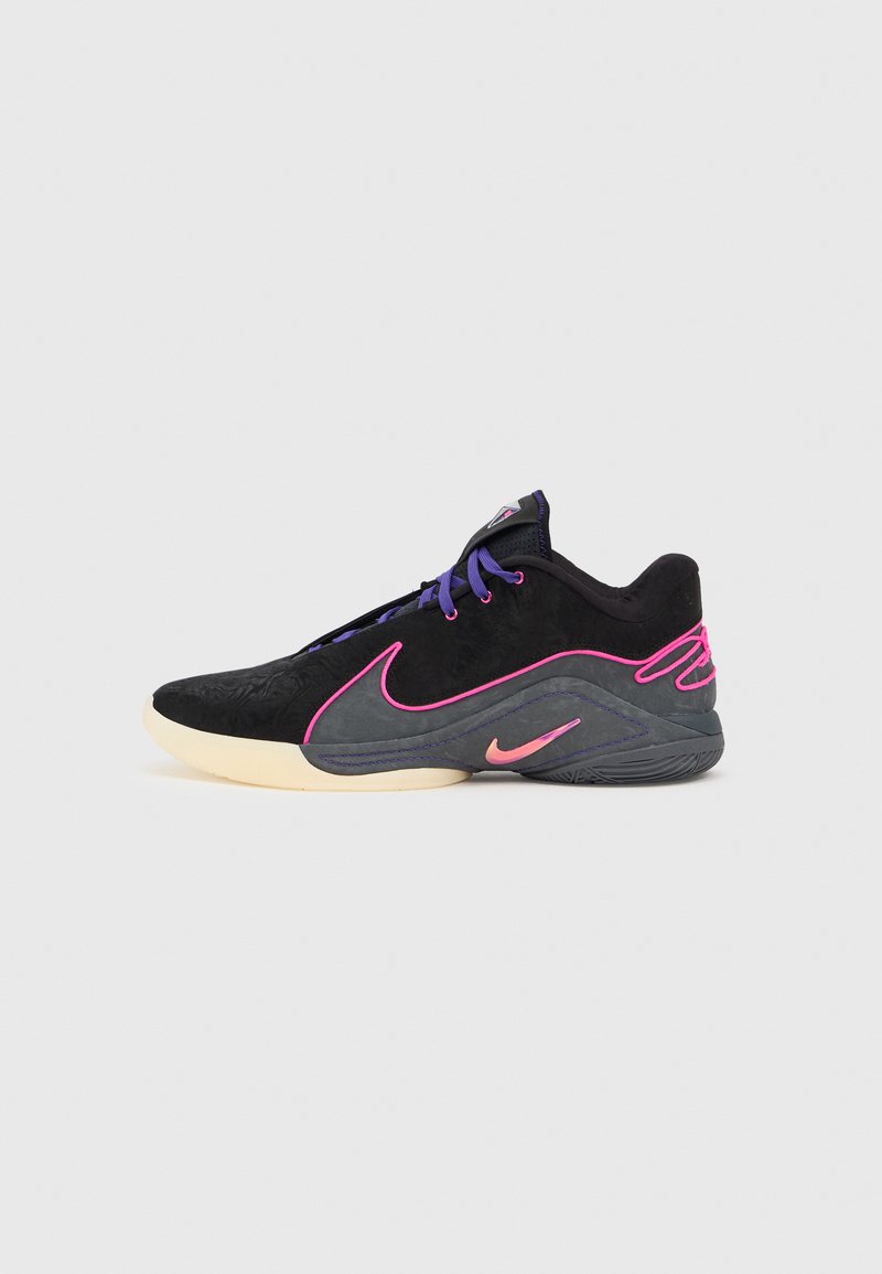 Schwarze Wildledersneaker mit pinken und lila Akzenten, einem strukturierten Obermaterial, kontrastierender Außensohle und einem auffälligen Nike-Logo an der Seite.