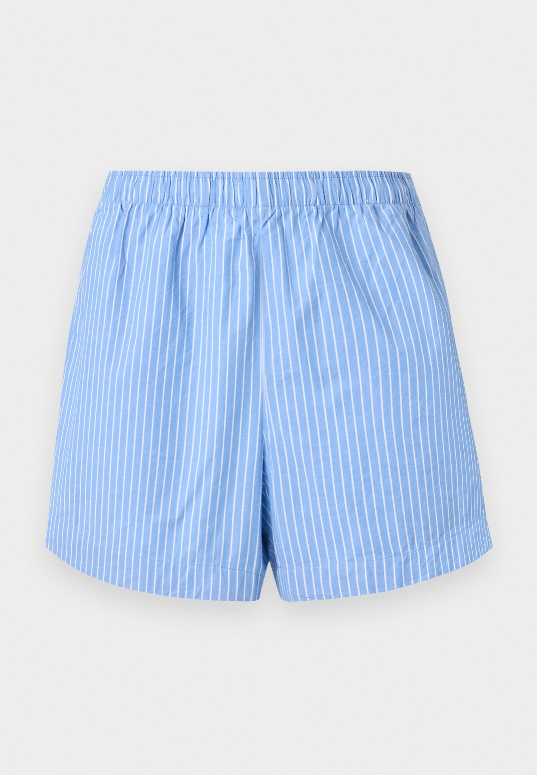 Himmelblaue Shorts mit weißen vertikalen Streifen, elastischem Bund, mittellanger Saumlänge und einer glatten Baumwollstruktur.