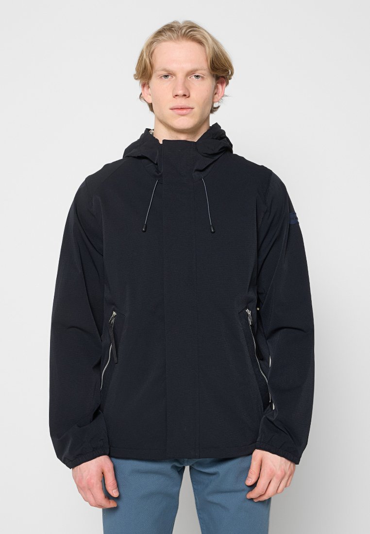 Schwarze wasserdichte Jacke mit Kapuze, Reißverschlusstaschen und verstellbaren Kordelzügen. Glatte Textur, minimalistisches Design, leichter Stoff.