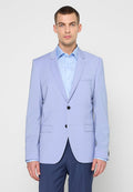 Hellblauer Blazer aus glattem Stoff mit zwei schwarzen Knöpfen, einer einzelnen Brusttasche und einem kontrastierenden blauen Hemd darunter.