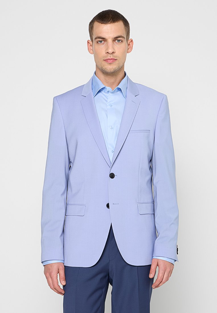Hellblauer Blazer aus glattem Stoff mit zwei schwarzen Knöpfen, einer einzelnen Brusttasche und einem kontrastierenden blauen Hemd darunter.