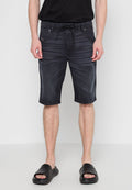 Männer Denim-Shorts in Dunkelgrau mit einem Kordelzugbund, zwei Vorderseiten-Taschen und einem geraden Schnitt. Getragen mit schwarzen Riemchensandalen.