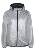 Silberne leichte Jacke mit Kapuze, ausgestattet mit einem schwarzen Reißverschluss und Logodetail auf der oberen linken Seite. Glatte, glänzende Textur.