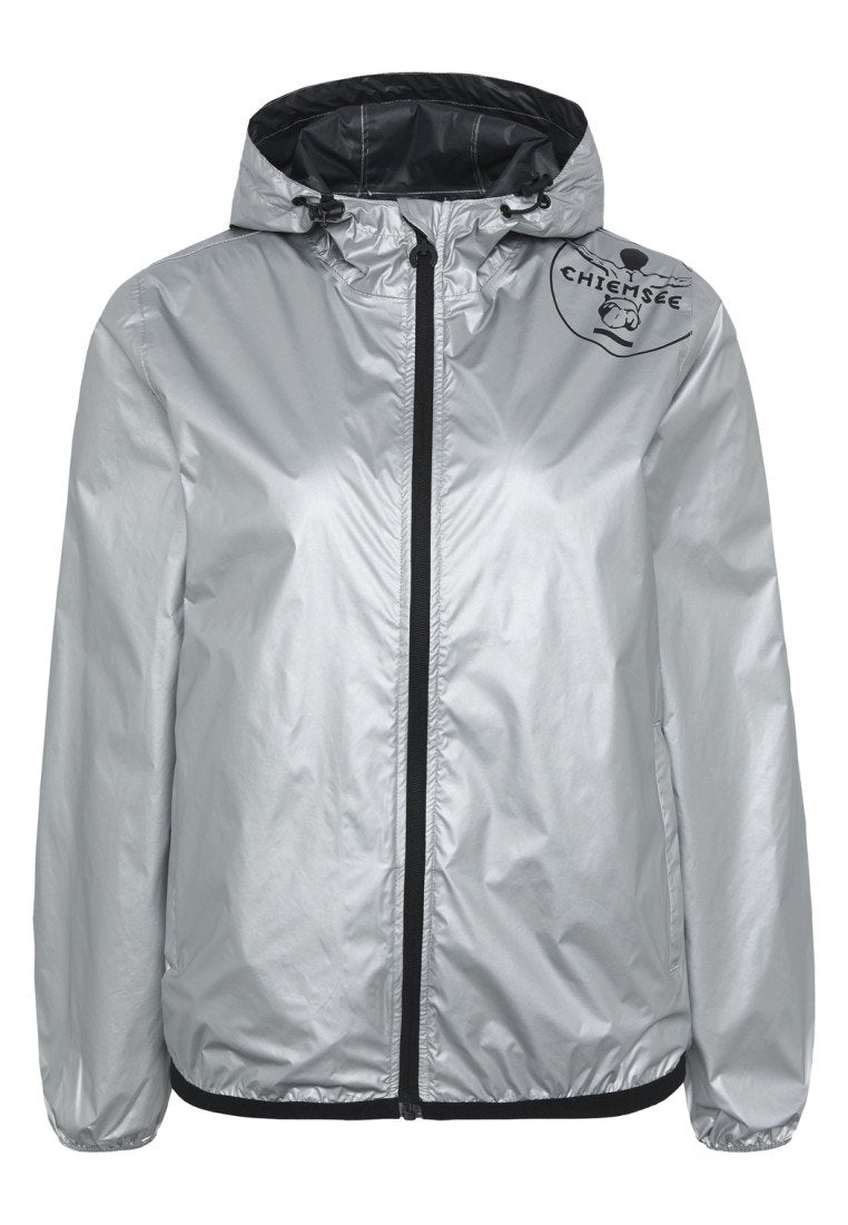 Silberne leichte Jacke mit Kapuze, ausgestattet mit einem schwarzen Reißverschluss und Logodetail auf der oberen linken Seite. Glatte, glänzende Textur.