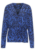 Langärmelige blaue Wickelbluse mit schwarzen abstrakten Tigerstreifen und einem seitlichen Bindeband in der Taille.
