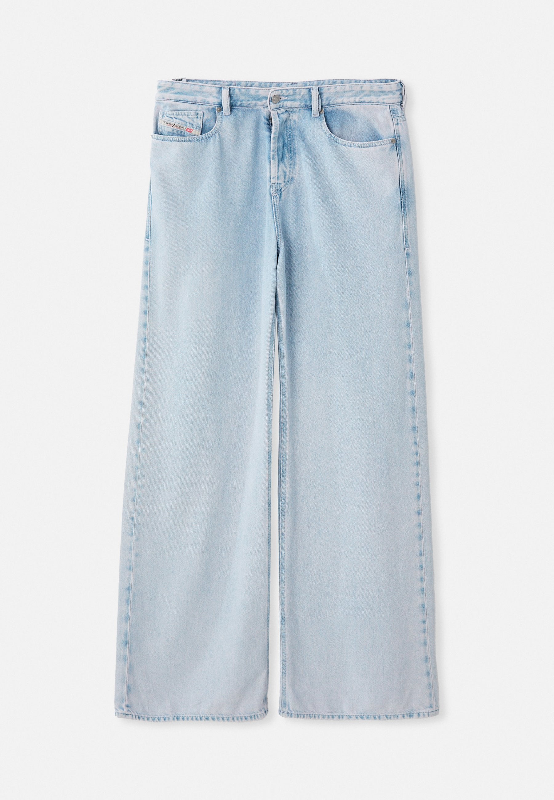 Hellblaue weit geschnittene Jeans mit einem klassischen Fünf-Taschen-Design, einer normalen Taille und einem ungesäumten Saum. Weicher Denim-Stoff mit leichter Ausbleichung.