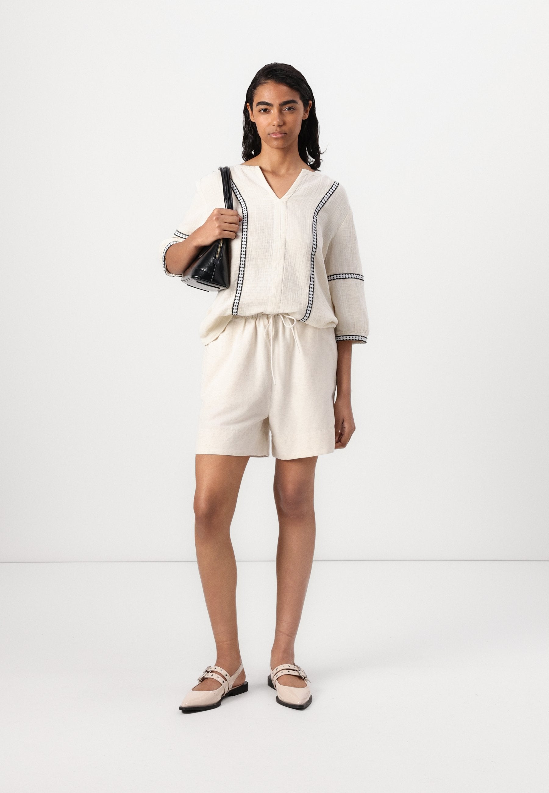 VILA VITOVANA V NECK
