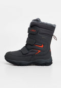 Grauer Winterstiefel mit orangefarbenen Akzenten, ausgestattet mit weichem Fellfutter und Klettverschlüssen, entworfen für Wärme und guten Halt mit einer robusten Sohle.