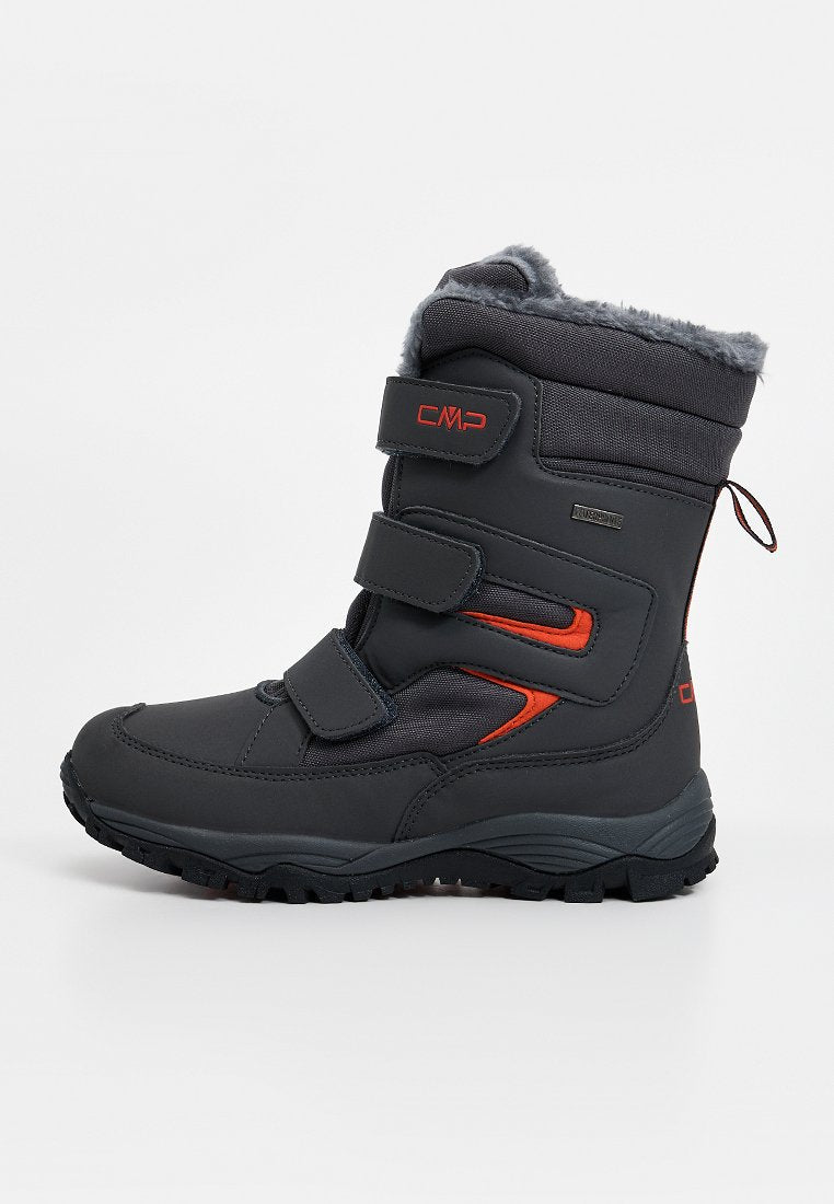 Grauer Winterstiefel mit orangefarbenen Akzenten, ausgestattet mit weichem Fellfutter und Klettverschlüssen, entworfen für Wärme und guten Halt mit einer robusten Sohle.