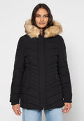 Schwarze gepolsterte Jacke mit fellbesetzter Kapuze, vertikal gestepptem Design, Frontreißverschluss und seitlichen Taschen. Glatte Stofftextur.