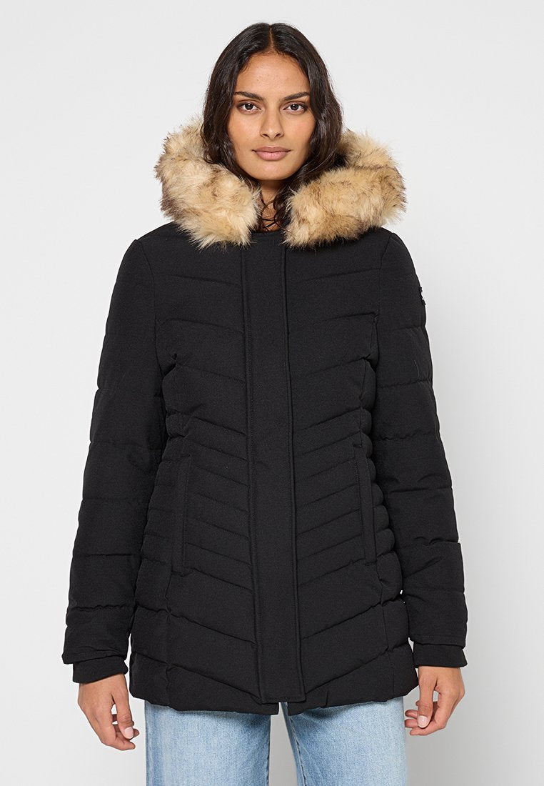 Schwarze gepolsterte Jacke mit fellbesetzter Kapuze, vertikal gestepptem Design, Frontreißverschluss und seitlichen Taschen. Glatte Stofftextur.