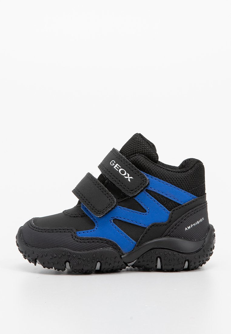 Schwarze und blaue Kindersneaker mit doppelten Klettverschlüssen, strukturiertem Sohlenprofil und gepolstertem Knöchelkragen, der für den Einsatz im Freien konzipiert ist.