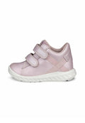 Helles, pinkes Sportschuh mit zwei verstellbaren Klettverschlüssen, glattem synthetischem Obermaterial, gepolsterter weißer Gummisohle und strukturierten Akzenten.