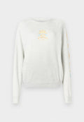 Hellgraues Sweatshirt mit gerippten Bündchen und Saum. Auf der Vorderseite befindet sich eine Sonnengrafik in Gelb und Blau sowie bunte Schriftzüge auf dem Ärmel.
