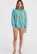 Hellblauer, oversized Sweatshirt mit Bündchen an den Ärmelenden und am Saum. Es zeigt einen grafischen Druck mit einer Sonne, Figuren und dem Wort "California" in Orange und Weiß.