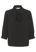 Schwarze Bluse aus glattem Stoff mit einer Schleifenoptik am Hals, gefalteten Schultern und dreiviertellangen Ärmeln mit elastischen Bündchen.