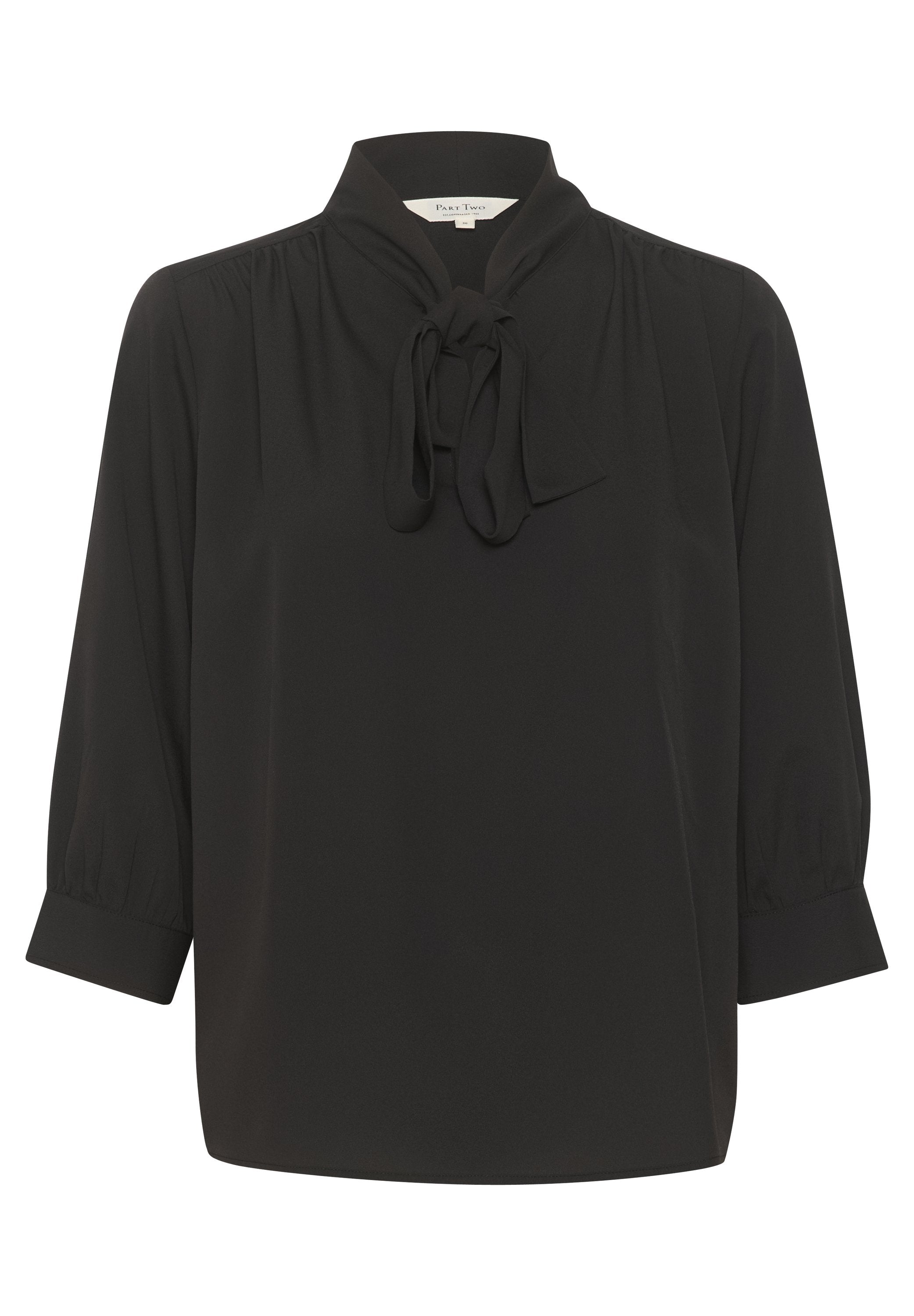Schwarze Bluse aus glattem Stoff mit einer Schleifenoptik am Hals, gefalteten Schultern und dreiviertellangen Ärmeln mit elastischen Bündchen.