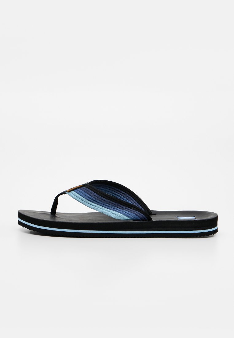 Schwarze Flip-Flop-Sandale mit gepolsterten Stoffriemen in Blautönen mit Farbverlauf und einem dünnen hellblauen Streifen am Sohlenrand.