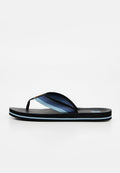 Schwarze Flip-Flop-Sandale mit gepolsterten Stoffriemen in Blautönen mit Farbverlauf und einem dünnen hellblauen Streifen am Sohlenrand.