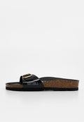 Schwarze Slip-on-Sandale mit einem verstellbaren Riemen, Korkfußbett und schwarzer Sohle, mit "BAYTON" und einem Ankersymbol gebrandet.