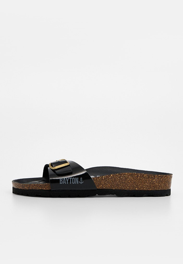 Schwarze Slip-on-Sandale mit einem verstellbaren Riemen, Korkfußbett und schwarzer Sohle, mit "BAYTON" und einem Ankersymbol gebrandet.