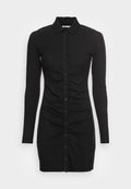 Schwarzes geribbeltes Kleid mit Kragen, langen Ärmeln, Vorderknopfverschluss und gerafften Details an den Seiten für eine figurbetonte Silhouette.