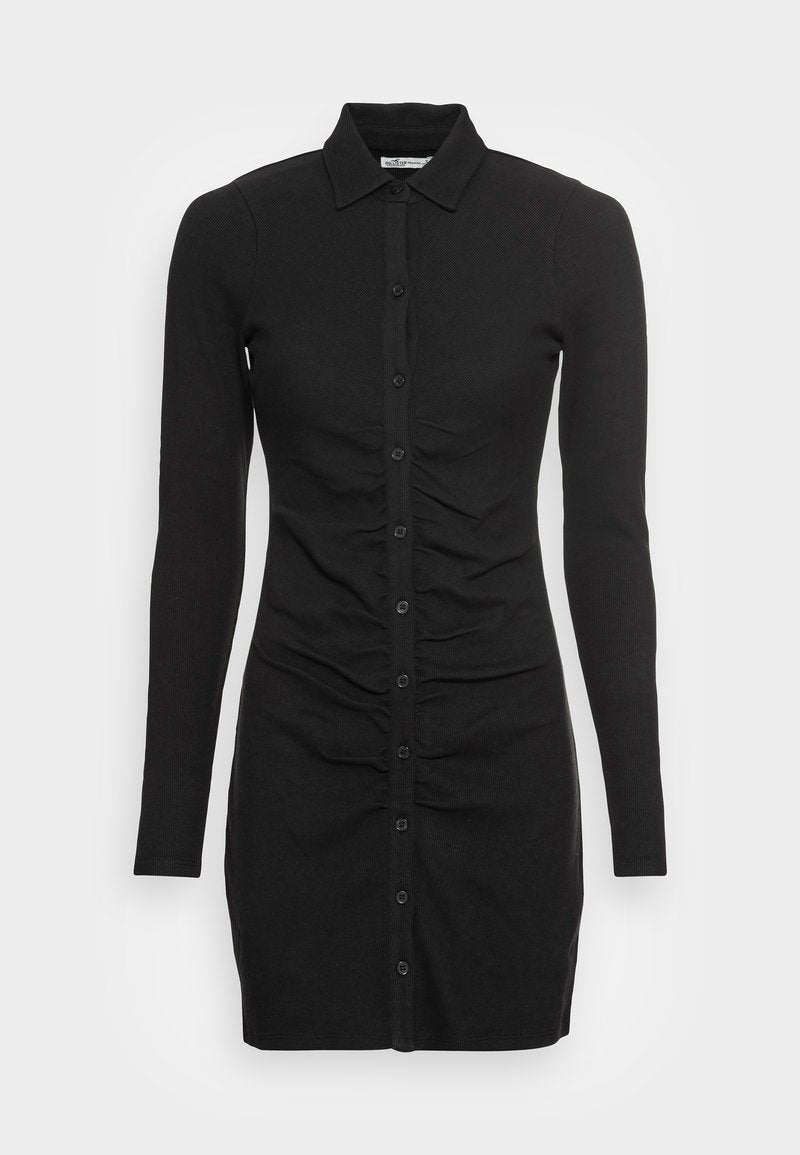 Schwarzes geribbeltes Kleid mit Kragen, langen Ärmeln, Vorderknopfverschluss und gerafften Details an den Seiten für eine figurbetonte Silhouette.