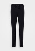 Schwarze Hose mit Kordelzugbund, ausgestattet mit vorderen Falten und einem schmalen Beinverlauf. Hergestellt aus einem glatten, flexiblen Stoff.