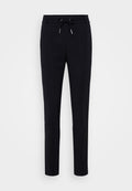 Schwarze Hose mit Kordelzugbund, ausgestattet mit vorderen Falten und einem schmalen Beinverlauf. Hergestellt aus einem glatten, flexiblen Stoff.