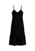 Schwarzes ärmelloses Kleid mit verstellbaren Spaghettiträgern, vorderer Knopfverschluss, gerafftem Rock und subtiler Texturierung am Oberteil.