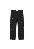 Schwarze Denim-Hose mit geradem Schnitt, die über den Stoff ein wiederkehrendes, dreieckiges graues Muster aufweist. Fünf-Taschen-Design mit einem Bund.