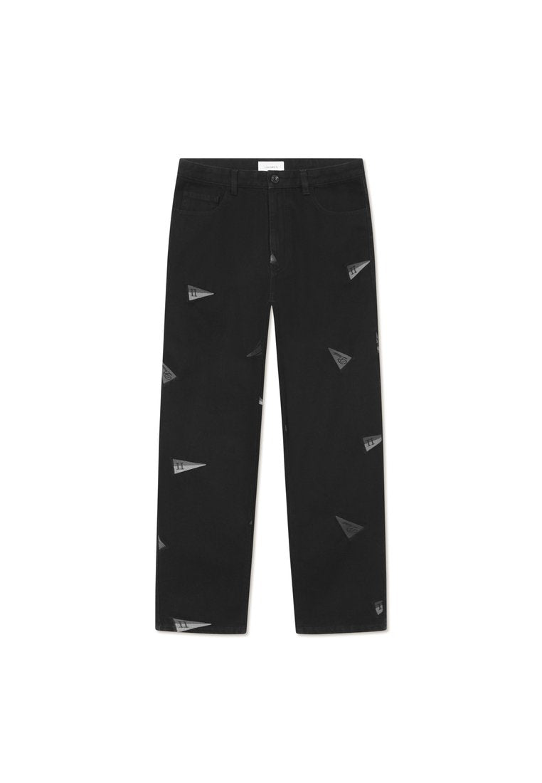 Schwarze Denim-Hose mit geradem Schnitt, die über den Stoff ein wiederkehrendes, dreieckiges graues Muster aufweist. Fünf-Taschen-Design mit einem Bund.