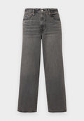 Graue Jeans aus Denim mit geradem Bein, hohem Bund, Fünf-Taschen-Design und dezenten Verwaschungen entlang der Beine. Metallische Hardware-Akzente.