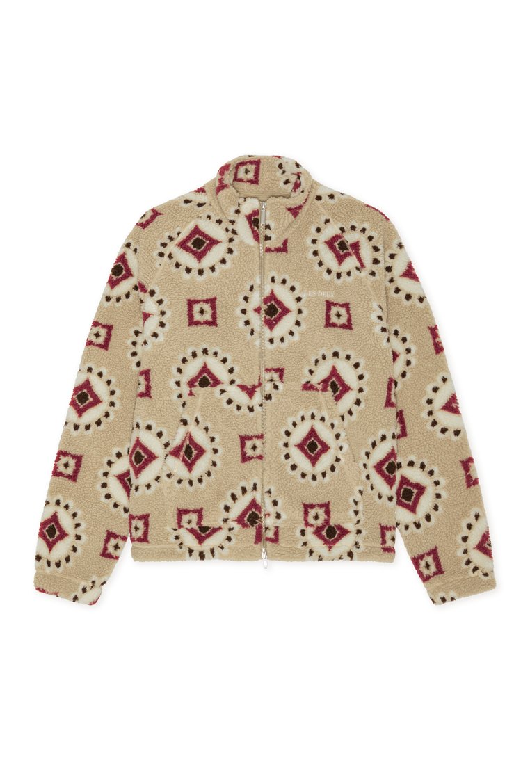 Fleece-Jacke in Beige mit einem gemusterten Design, das rote, braune und weiße Rautenformen zeigt. Mit vollem Reißverschluss und hohem Kragen.