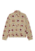 Fleece-Jacke in Beige mit einem gemusterten Design, das rote, braune und weiße Rautenformen zeigt. Mit vollem Reißverschluss und hohem Kragen.