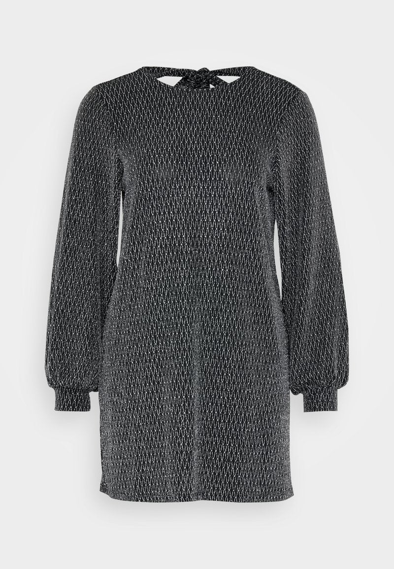 Schwarzes Kleid mit langen Puffärmeln, das ein strukturiertes geometrisches Muster aufweist und einen Schlüssellochausschnitt mit Bindungsdetail hat. Mittellanges Design.