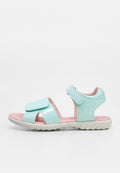 Hellblauer glitzernder Kindersandalette mit pinker gepolsterter Innensohle, verstellbaren Klettverschlüssen und gemusterter weißer Gummisohle.