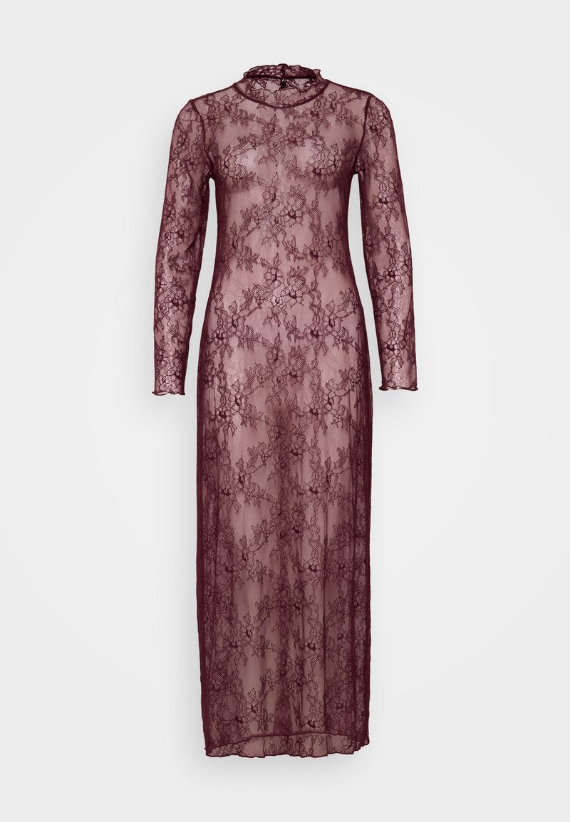 Langes burgunderfarbenes Spitzenkleid mit langen Ärmeln, hohem Hals und Blumenmustern. Durchscheinendes Material mit einer figurbetonten Silhouette.