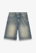 Helle blaue Jeansshorts mit einem verblassten Finish, die zwei Fronttaschen und einen sichtbaren Knopfverschluss aufweisen. Gerades Bein-Design mit gesäumten Kanten.
