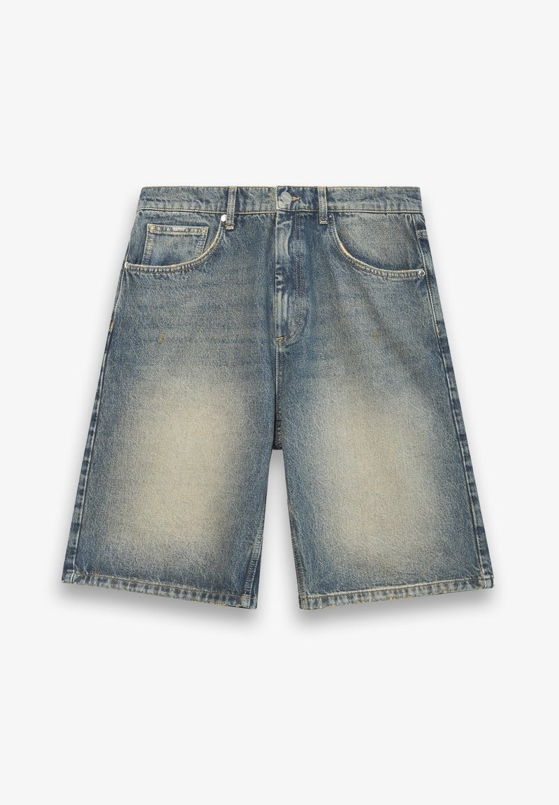 Helle blaue Jeansshorts mit einem verblassten Finish, die zwei Fronttaschen und einen sichtbaren Knopfverschluss aufweisen. Gerades Bein-Design mit gesäumten Kanten.