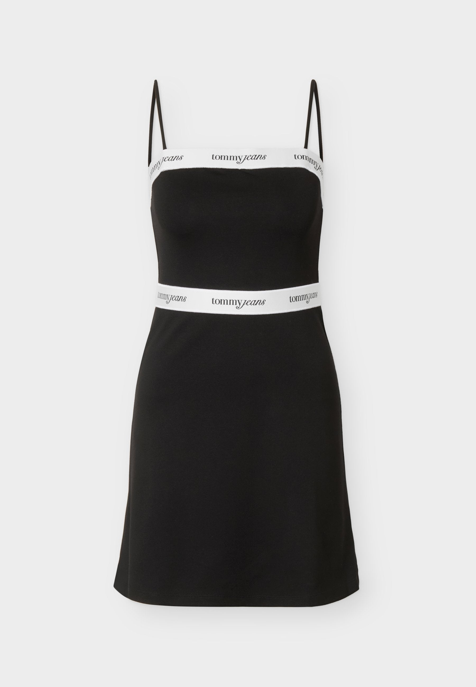 Schwarzes ärmelloses Minikleid mit dünnen Trägern, weißen Bändern an Brust und Taille mit "tommy jeans" Logo in schwarzem Text.