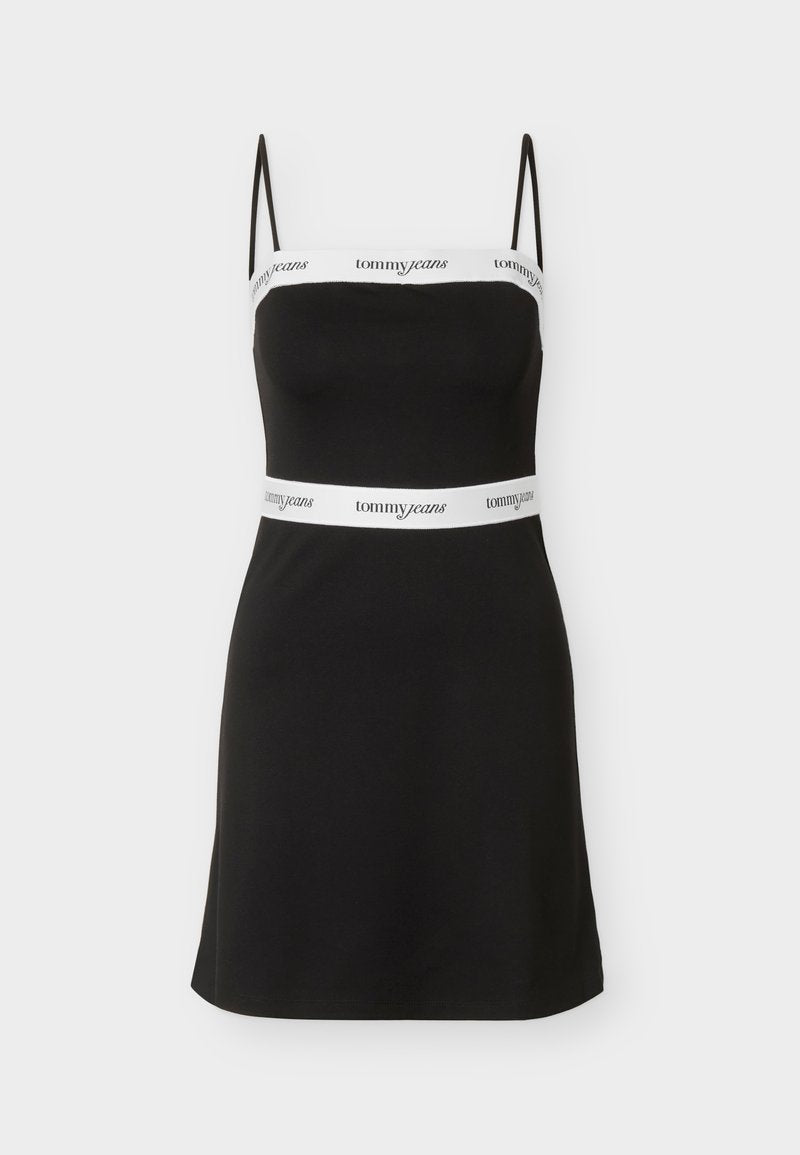 Schwarzes ärmelloses Minikleid mit dünnen Trägern, weißen Bändern an Brust und Taille mit "tommy jeans" Logo in schwarzem Text.