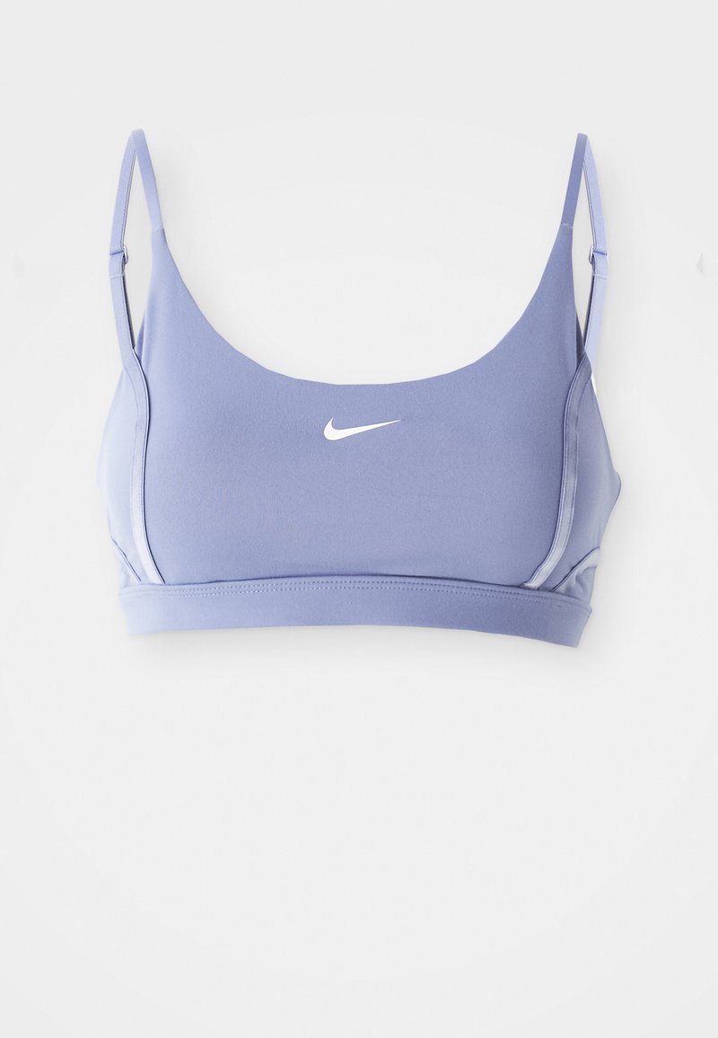 Helllila sportliches Crop-Top mit dünnen verstellbaren Trägern und einem kleinen weißen Nike-Logo in der Mitte. Hergestellt aus einem glatten, dehnbaren Stoff.