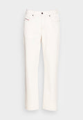 Schlichte, off-white, gerade geschnittene Jeans mit Knopfverschluss, Fronttaschen und einem kleinen rot-blauen Etikett an der rechten Tasche.