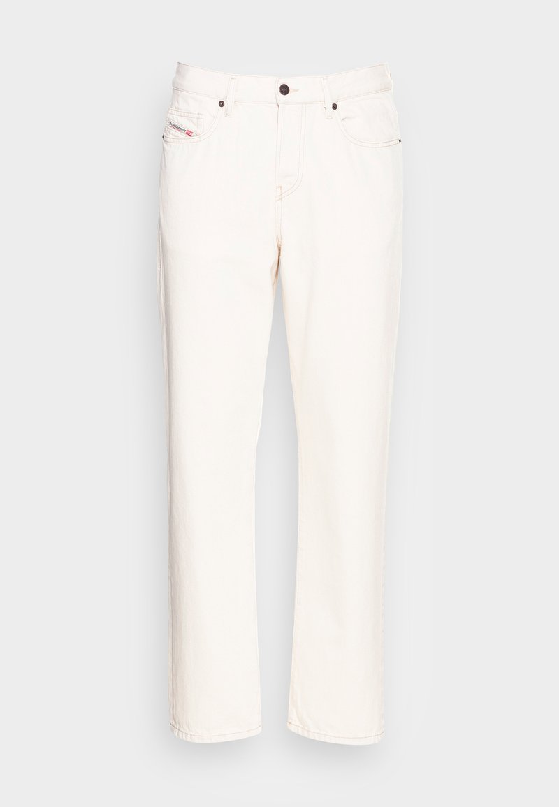 Schlichte, off-white, gerade geschnittene Jeans mit Knopfverschluss, Fronttaschen und einem kleinen rot-blauen Etikett an der rechten Tasche.